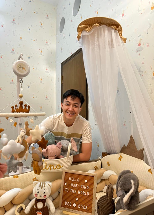 Phan Tô Ny tự tay lắp cũi cho con trai. "Việc những ngày này liên tục…Nhưng con trai an tâm, papa có thể chậm lắp cũi cho con, nhưng lắp cũi xong cũng sẽ lấp đầy thú bông luôn như này, cho con ra đời có nhiều bạn nhé. Mệt mắt mở không lên mà trong bụng vui quá", nam MC bày tỏ.