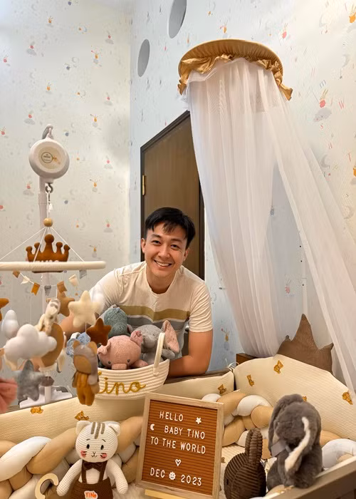 Phan Tô Ny tự tay lắp cũi cho con trai. "Việc những ngày này liên tục…Nhưng con trai an tâm, papa có thể chậm lắp cũi cho con, nhưng lắp cũi xong cũng sẽ lấp đầy thú bông luôn như này, cho con ra đời có nhiều bạn nhé. Mệt mắt mở không lên mà trong bụng vui quá", nam MC bày tỏ.