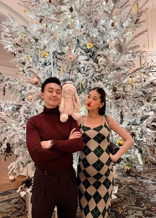 Chiếc nhẫn và bó hoa là món quà cổ vũ tinh thần Ngân Anh sắp vượt cạn.