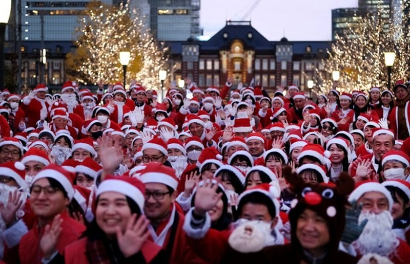 Nhiều người hóa trang thành ông già Noel tại khu thương mại Marunouchi nằm gần ga Tokyo, Nhật Bản (Ảnh: AFP).