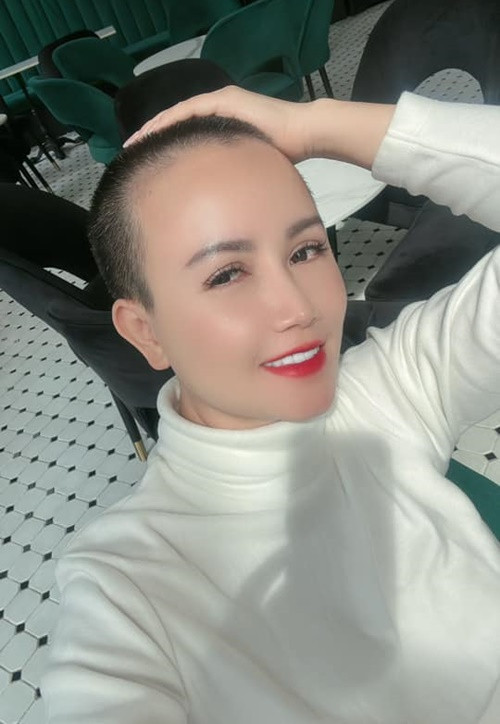 "...Cách tôi đi qua nỗi đau nhẹ nhàng khi có Phật để hiểu được nguyên nhân của khổ. Chính những điều đó đã thôi thúc tôi tìm về với Phật pháp, xuất gia gieo duyên ngắn ngày nhằm trải nghiệm sâu sắc hơn về Phật pháp chân chính. Bên cạnh đó, tôi xuống tóc như một việc muốn làm để báo hiếu cha mẹ", Hoàng Yến nói.