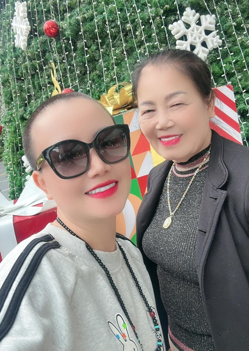 Chia sẻ với Dân Việt, Hoàng Yến cho biết, mẹ ruột hơi sốc khi cô có quyết định xuống tóc dù nữ diễn viên đã thông báo trước cả tháng. "Cuối cùng, khi nhận hình ảnh, mẹ khen tôi đẹp hơn nhiều so với lúc chưa xuống tóc", cô Xuyến của Về nhà đi con tâm sự.