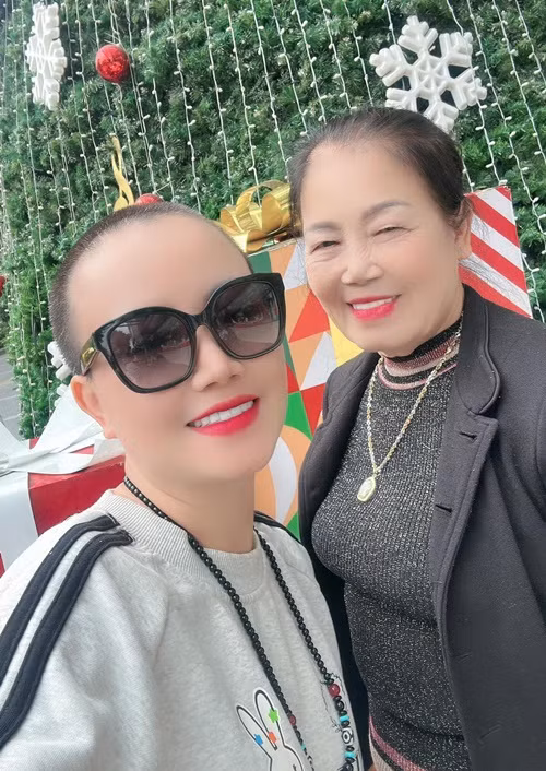 Chia sẻ với Dân Việt, Hoàng Yến cho biết, mẹ ruột hơi sốc khi cô có quyết định xuống tóc dù nữ diễn viên đã thông báo trước cả tháng. "Cuối cùng, khi nhận hình ảnh, mẹ khen tôi đẹp hơn nhiều so với lúc chưa xuống tóc", cô Xuyến của Về nhà đi con tâm sự.