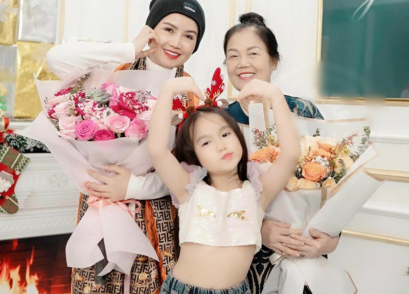 Hiện, Hoàng Yến có cuộc sống bình yên bên mẹ và các con sau 4 cuộc hôn nhân tan vỡ.