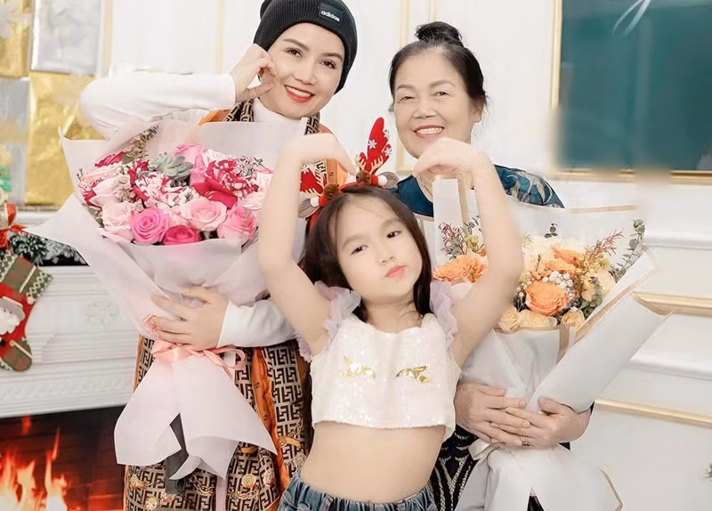 Hiện, Hoàng Yến có cuộc sống bình yên bên mẹ và các con sau 4 cuộc hôn nhân tan vỡ.