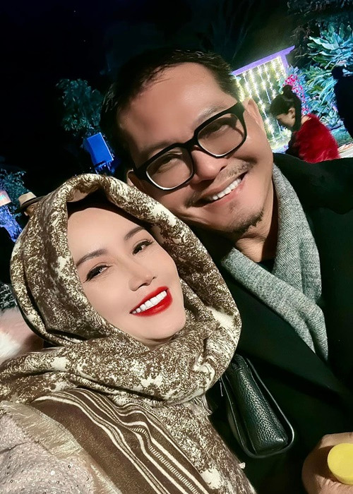 Trên trang cá nhân, diễn viên Hoàng Yến vừa chia sẻ loạt ảnh bên các đồng nghiệp trong buổi buổi họp báo phim hài Tết 2024 Đại gia chân đất 14.