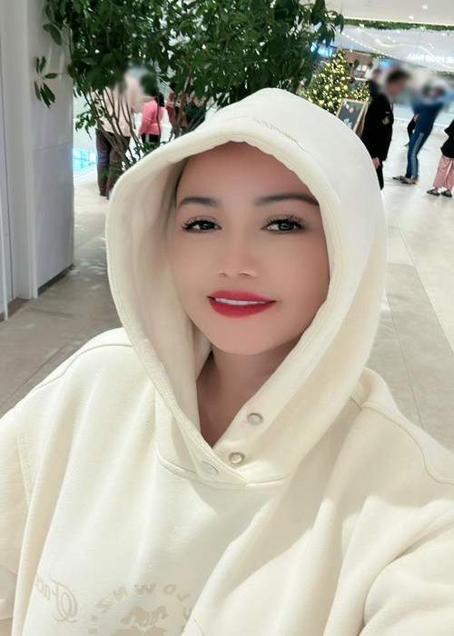 Hậu xuống tóc, Hoàng Yến đi đóng phim trở lại. Nữ diễn viên chia sẻ trên truyền thông, cô sẽ giữ nguyên diện mạo khi đóng vai Mai Công Chúa trong Làng ế vợ.