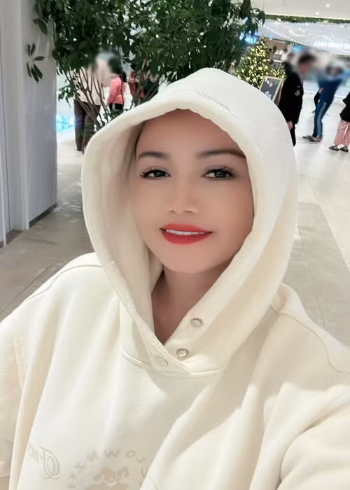 Hậu xuống tóc, Hoàng Yến đi đóng phim trở lại. Nữ diễn viên chia sẻ trên truyền thông, cô sẽ giữ nguyên diện mạo khi đóng vai Mai Công Chúa trong Làng ế vợ.