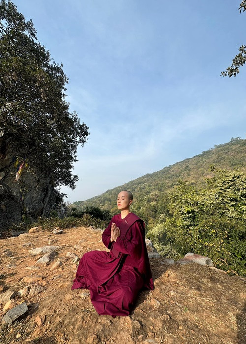 Nữ diễn viên chia sẻ trên Vietnamnet: "Điều quan trọng nhất trong việc xuống tóc, là tôi nhận được lợi lạc cho chính mình, thay đổi thân tâm. Tôi nhận ra được những nỗi khổ niềm đau trong cuộc đời của mình và những người xung quanh. Những cuộc tình tan vỡ trước kia, hóa ra mình cũng có lỗi, dù rõ ràng lúc chia tay, vì họ đã không tốt với nên tôi mới chọn cách ra đi...".