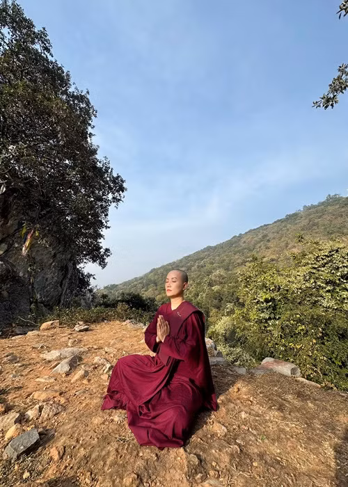 Nữ diễn viên chia sẻ trên Vietnamnet: "Điều quan trọng nhất trong việc xuống tóc, là tôi nhận được lợi lạc cho chính mình, thay đổi thân tâm. Tôi nhận ra được những nỗi khổ niềm đau trong cuộc đời của mình và những người xung quanh. Những cuộc tình tan vỡ trước kia, hóa ra mình cũng có lỗi, dù rõ ràng lúc chia tay, vì họ đã không tốt với nên tôi mới chọn cách ra đi...".