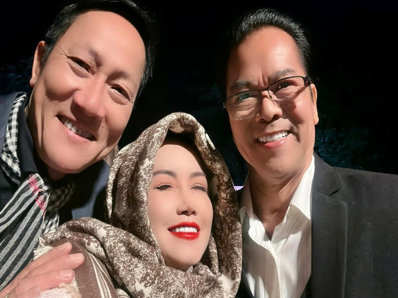 Cô chụp ảnh kỷ niệm cùng hai nam nghệ sĩ Hoàng Hải và Trần Nhượng.