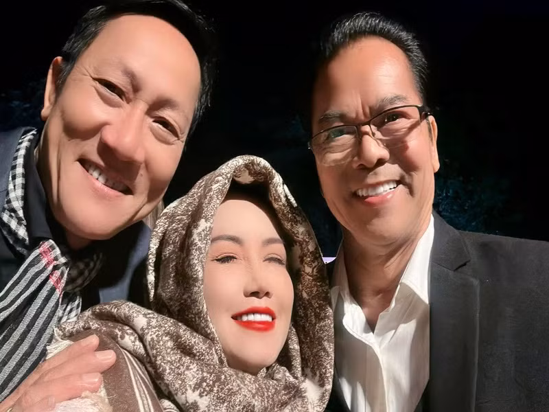 Cô chụp ảnh kỷ niệm cùng hai nam nghệ sĩ Hoàng Hải và Trần Nhượng.