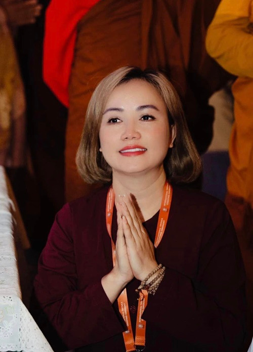 Cách đây không lâu, Hoàng Yến xuống tóc, xuất gia gieo duyên tại Ấn Độ.