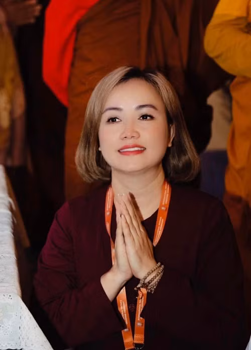 Cách đây không lâu, Hoàng Yến xuống tóc, xuất gia gieo duyên tại Ấn Độ.