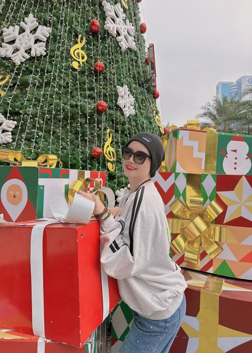 Hoàng Yến cũng tiết lộ phản ứng của 3 cô con gái về hình ảnh của mẹ sau khi cạo đầu: "Khi tôi gửi những tấm ảnh đầu tiên, con gái khen mẹ thật dũng cảm. Bạn út 6 tuổi thì hỏi tôi: "Mẹ ơi, sao mẹ lại cắt hết tóc đi như thế?". Khi tôi trả lời: "Mẹ xuống tóc để mang lại bình yên, hạnh phúc cho gia đình mình, cho con". Con liền đáp lại: "Cảm ơn sư cô xinh đẹp!".