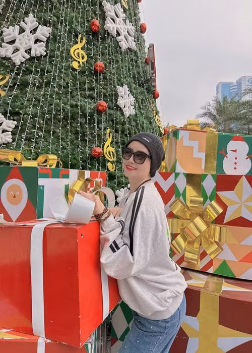 Hoàng Yến cũng tiết lộ phản ứng của 3 cô con gái về hình ảnh của mẹ sau khi cạo đầu: "Khi tôi gửi những tấm ảnh đầu tiên, con gái khen mẹ thật dũng cảm. Bạn út 6 tuổi thì hỏi tôi: "Mẹ ơi, sao mẹ lại cắt hết tóc đi như thế?". Khi tôi trả lời: "Mẹ xuống tóc để mang lại bình yên, hạnh phúc cho gia đình mình, cho con". Con liền đáp lại: "Cảm ơn sư cô xinh đẹp!".