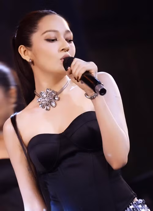 Đến tháng 6/2023, khi tham gia show Gala nhạc Việt live số đầu tiên, Bảo Anh nhận được câu hỏi từ khán giả "Chị có sinh em bé không?". Cô trả lời: "Bây giờ nếu sinh em bé mọi người có yêu Bảo Anh không? Không sinh có yêu không?". Khán giả đáp lại lời Bảo Anh: “Có”. Sau đó, nữ ca sĩ nói: "Vậy thôi cứ tập trung yêu đi!”. Ảnh: FBNV.