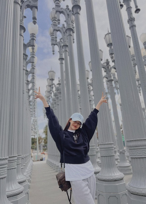 “Không bao giờ là "đủ" cho những "tiêu chuẩn" ngoài kia. Dù hiểu điều đó nhưng có lúc tôi cũng thật sự bị lời phán xét tác động tới tinh thần. Nhưng tôi nghĩ quan trọng là vui, khỏe mạnh và thoải mái bởi làm gì có phiên bản hoàn hảo nhất. Chúng ta sẽ không bao giờ chiều lòng hết được tất cả mọi người", Bảo Anh trải lòng. Ảnh: FBNV.