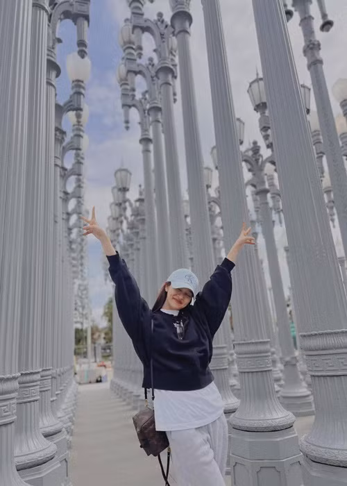 “Không bao giờ là "đủ" cho những "tiêu chuẩn" ngoài kia. Dù hiểu điều đó nhưng có lúc tôi cũng thật sự bị lời phán xét tác động tới tinh thần. Nhưng tôi nghĩ quan trọng là vui, khỏe mạnh và thoải mái bởi làm gì có phiên bản hoàn hảo nhất. Chúng ta sẽ không bao giờ chiều lòng hết được tất cả mọi người", Bảo Anh trải lòng. Ảnh: FBNV.