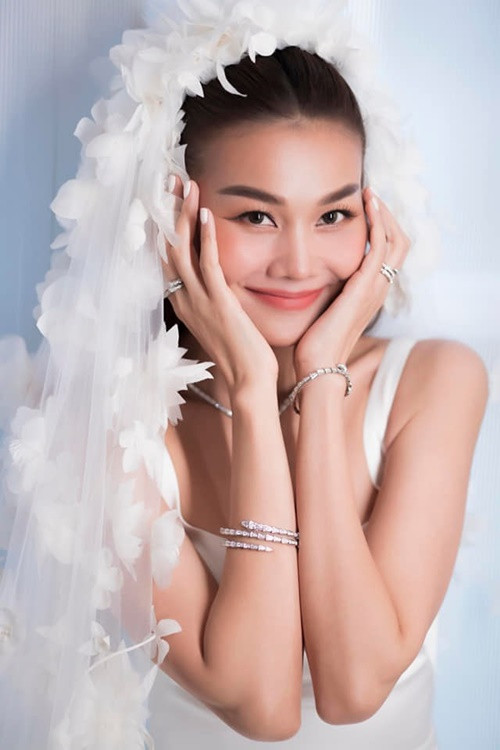 Trong ngày trọng đại, Thanh Hằng đeo loạt trang sức với tổng trị giá hơn 10 tỷ đồng. Ảnh: FBNV.
