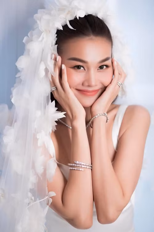 Trong ngày trọng đại, Thanh Hằng đeo loạt trang sức với tổng trị giá hơn 10 tỷ đồng. Ảnh: FBNV.