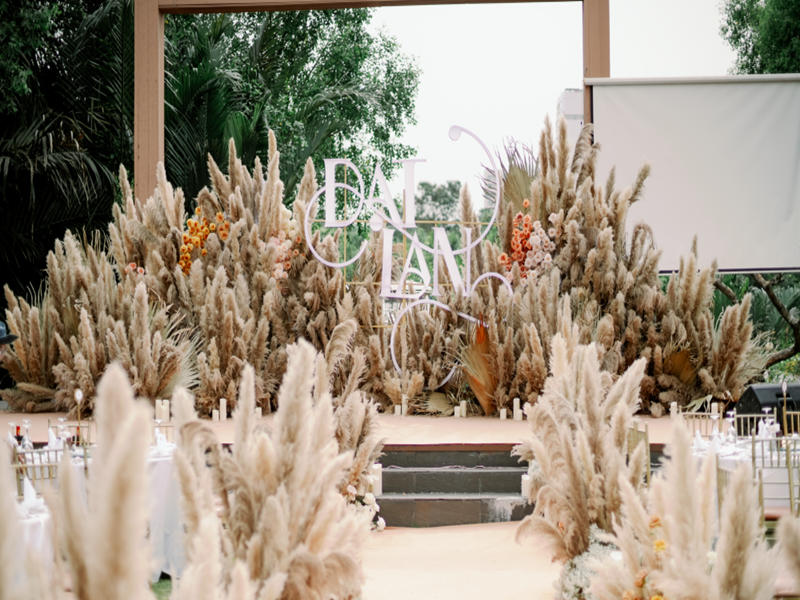 Tiệc cưới tại TP HCM của Phương Lan được tổ chức ngoài trời, trang trí nhiều hoa cỏ lau, hoa hồng tươi. Ảnh: Vietnamnet.