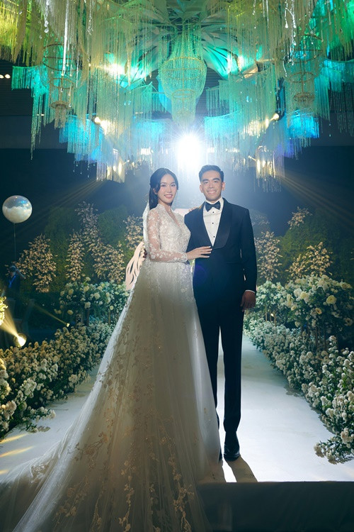 Đám cưới của Á hậu Phương Anh diễn ra tại TPHCM. Không gian hôn lễ giống như một khu rừng cổ tích với 4 tấn hoa tươi. Ảnh: Tiền Phong.