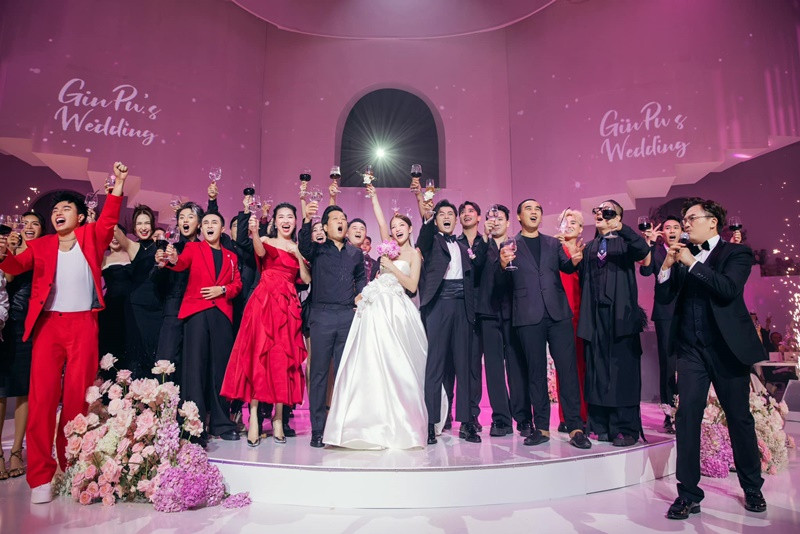 3 đám cưới của Puka - Gin Tuấn Kiệt đều hoành tráng. Trong ngày trọng đại, cô dâu nhận được sinh lễ “khủng”: 500 triệu tiền mặt, 20 cây vàng, bộ trang sức kim cương 2 tỷ. Ảnh: FBNV.