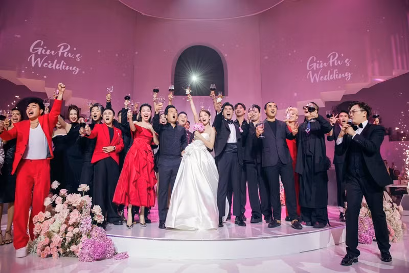 3 đám cưới của Puka - Gin Tuấn Kiệt đều hoành tráng. Trong ngày trọng đại, cô dâu nhận được sinh lễ “khủng”: 500 triệu tiền mặt, 20 cây vàng, bộ trang sức kim cương 2 tỷ. Ảnh: FBNV.