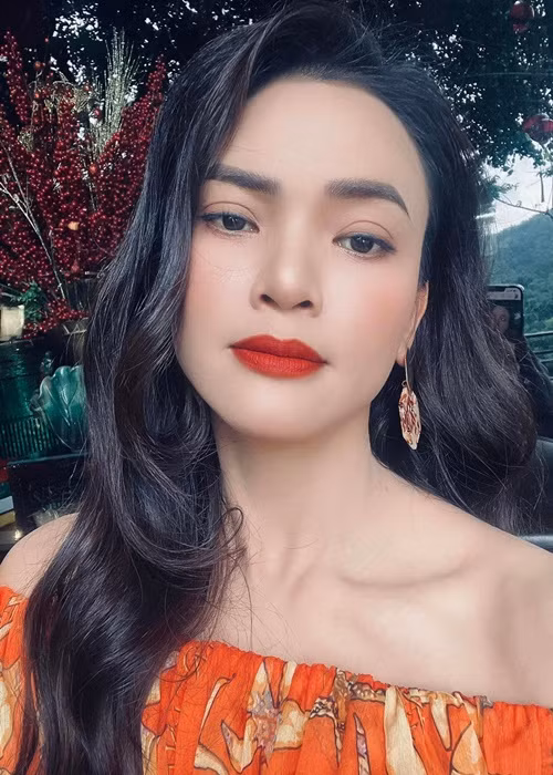 “Dù cả hai chúng tôi có tình yêu nhưng bằng cảm nhận về số phận, tôi biết trước rằng cuộc sống của mình sẽ bất ổn nếu kết hôn. Tuy nhiên vì gia đình nên tôi chấp nhận đi tới hôn nhân. Nếu không lập gia đình, có thể tôi sẽ có một cuộc sống khác. Không nhất thiết phải có tình yêu hay một người đàn ông bên cạnh mới là hạnh phúc. Số phận không ai có thể biết trước được nhưng chúng ta có thể góp phần xoay chuyển chúng. Cách tốt nhất đó là dù trong mất mát, khổ đau, hãy chiêm nghiệm đó cũng là một niềm hạnh phúc”, nữ ca sĩ trải lòng.