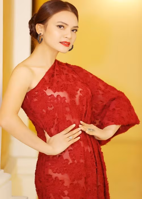 "Tôi quan niệm yêu 2 phía hay đơn phương cũng được miễn có cảm xúc là đủ rồi. Tình yêu với tôi không cứ phải là sớm tối bên nhau mà là luôn nghĩ về nhau. Có những anh chàng chẳng biết tôi yêu họ đâu. Vì họ tán không tới nên tôi không duyệt. Tôi đã thấm cái cảnh "đồng sàng dị mộng" nên rất hãi có một người chẳng liên quan ở bên suốt ngày như ma ám mình ấy. Tôi luôn yêu nhưng vẫn một mình nên các "quân tử" đừng ngại khám phá "vườn hồng" nếu có ý”, nữ ca sĩ bày tỏ.