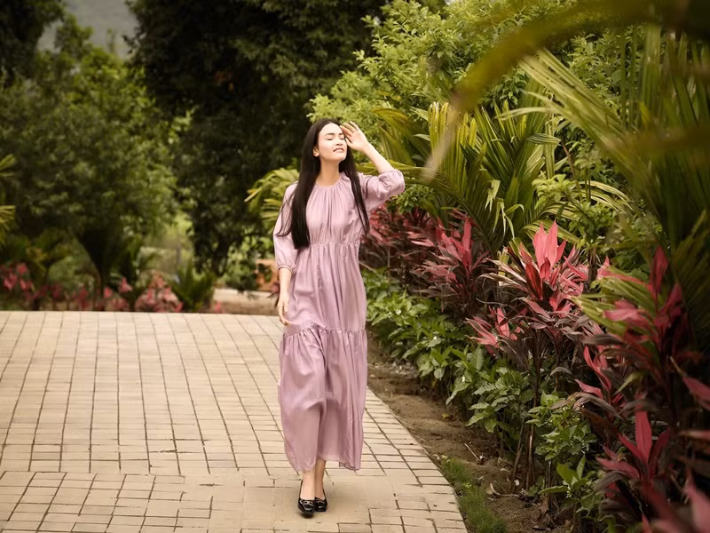 Theo VOV, Phương Thảo cảm thấy có tội với cha mẹ khi chưa yên bề gia thất. “Cha mẹ nào cũng luôn muốn cho con vuông tròn mọi bề. Cha mẹ tôi cũng vậy. Hiện giờ, tôi không dám nói đến chuyện đó, cảm thấy nên né tránh đi thì hơn", nữ ca sĩ chia sẻ.