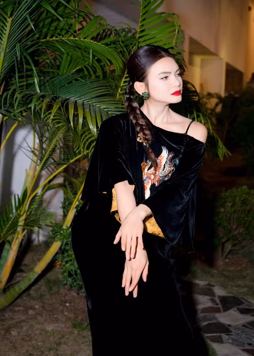 Lần lấy chồng thứ hai của Phạm Phương Thảo chỉ có một mâm trầu bê sang nhà gái. Cô chia sẻ, người chồng thứ hai là một người vừa gặp đã thấy rất thương, cả hai cùng đồng tâm, đồng cảm với nhau vì trải qua cảnh “đứt lìa” trong đời sống riêng.