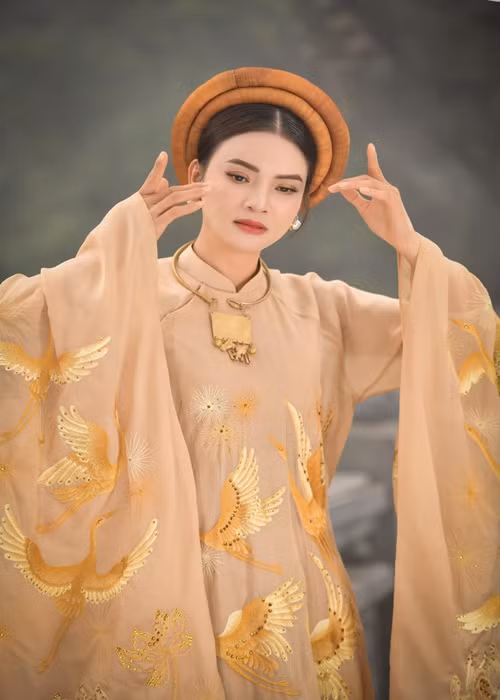 Phạm Phương Thảo từng 2 lần kết hôn. Nữ ca sĩ chia sẻ trên Người Đưa Tin, cuộc hôn nhân đầu tiên của cô rềnh rang xe hoa đưa rước vào thời điểm “đến lứa đến thì”. Tuy nhiên, cuộc hôn này sớm tan vỡ.