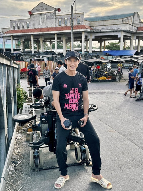 Lật mặt 6 của Lý Hải được nhiều người trong nghề khen ngợi. Đạo diễn Võ Thanh Hòa chia sẻ trên Dân Việt: "Lật mặt 6 – Tấm vé định mệnh là phần phim mà tôi ấn tượng nhất trong cả 6 phần của loạt phim Lật mặt. Lý do là plot twist (cú ngoặt – PV) bất ngờ nhất, set design (thiết kế bối cảnh – PV) tốt nhất, dựng phim tốt nhất, drama (chất kịch tính – PV) tốt nhất, nhiều tuyến nhân vật nhất". Ảnh: Vietnamnet.