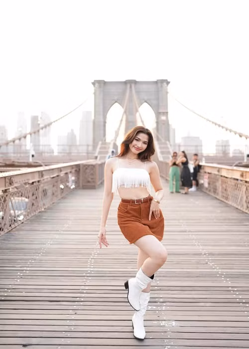 Yllana có gu thời trang quyến rũ, trẻ trung. Ảnh: FBNV.