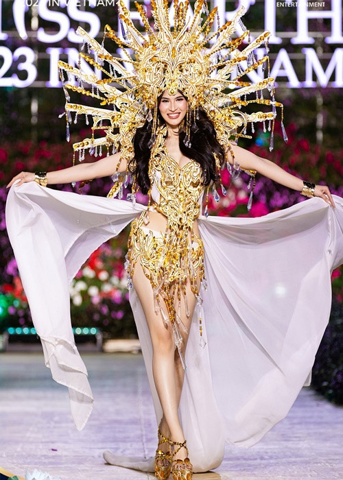 Đại diện Philippines tự tin trình diễn trang phục dân tộc ở bán kết. Ảnh: Miss Earth.