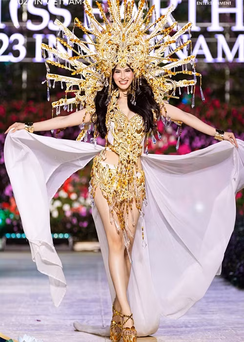 Đại diện Philippines tự tin trình diễn trang phục dân tộc ở bán kết. Ảnh: Miss Earth.