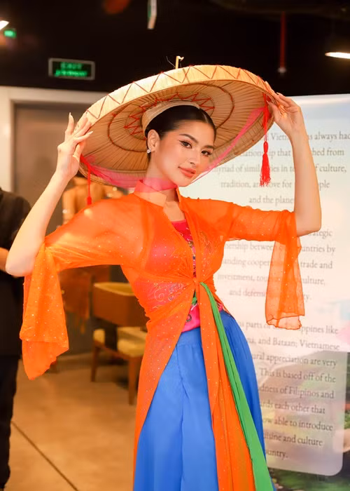 Ở phần thi tài năng, đại diện Philippines gây bất ngờ khi mặc áo tứ thân, đội nón quai thao để trình diễn tiết mục múa truyền thống Việt Nam. Điều này giúp cô ghi điểm trong mắt khán giả Việt. Ảnh: FBNV.