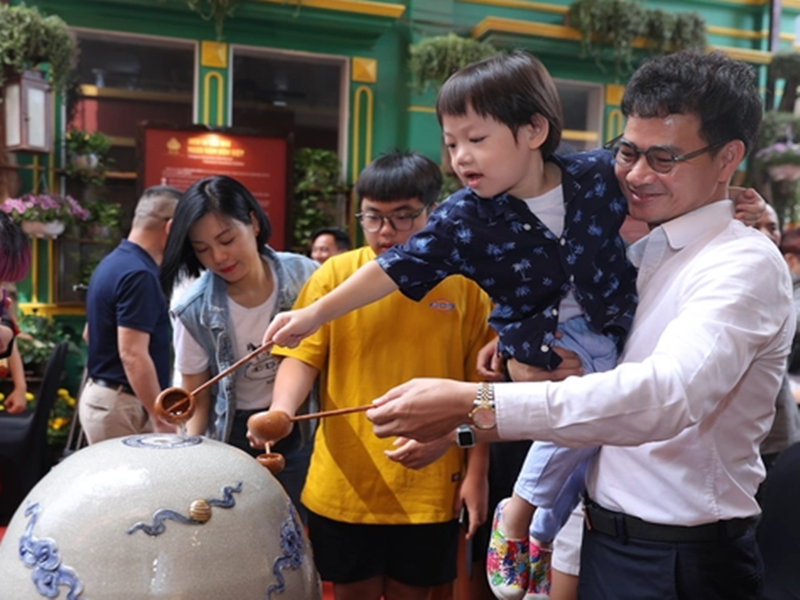 Xuân Bắc hạnh phúc bên vợ con tại một chương trình hồi tháng 11 vừa qua. Ảnh: Dân Việt.