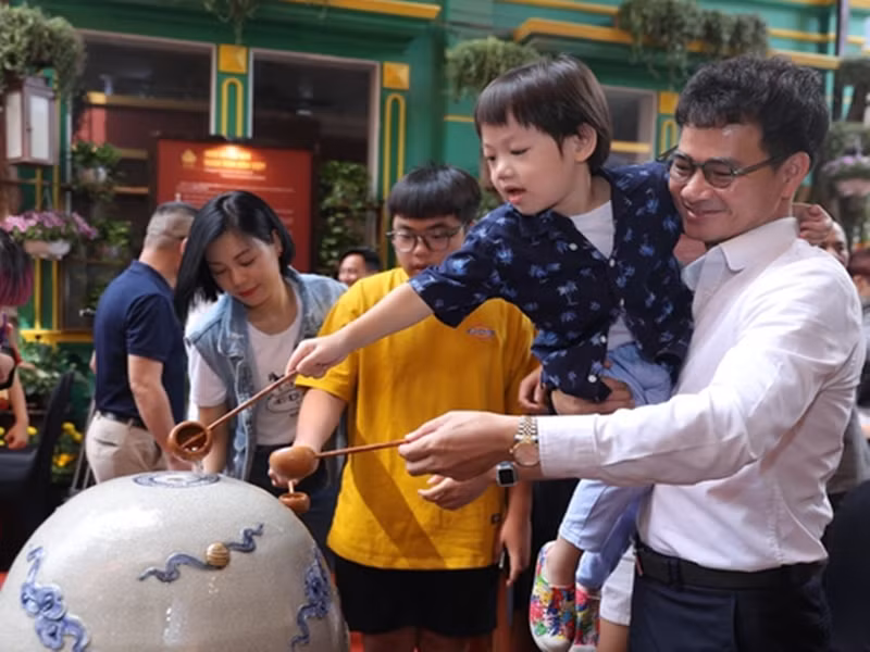 Xuân Bắc hạnh phúc bên vợ con tại một chương trình hồi tháng 11 vừa qua. Ảnh: Dân Việt.