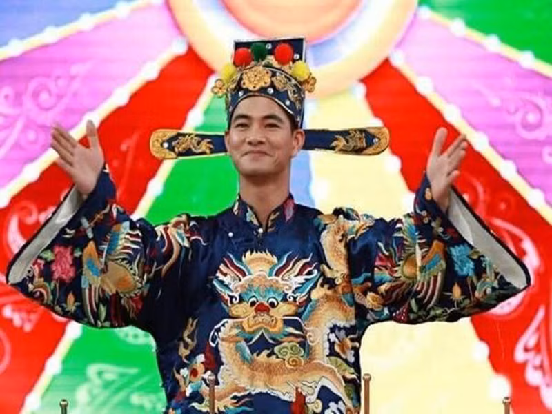 Xuân Bắc được khán giả nhớ đến với vai Núi trong Sóng ở đáy sông. Ngoài ra, anh còn là cây hài đình đám của làng giải trí sau khi tham gia chương trình Gặp nhau cuối tuần năm 2000 và gây ấn tượng với vai Nam Tào trong chương trình Táo quân – Gặp nhau cuối năm. Ảnh: Vietnamnet.