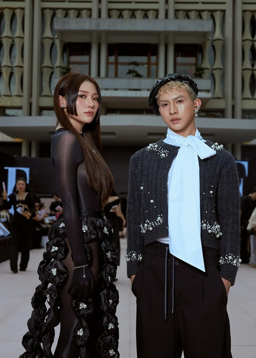 Trang phục xuyên thấu giúp Uyển Ân khoe body gợi cảm.