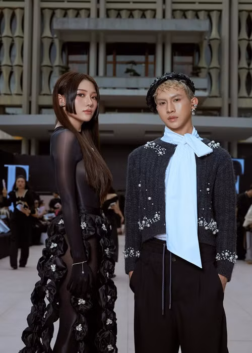 Trang phục xuyên thấu giúp Uyển Ân khoe body gợi cảm.