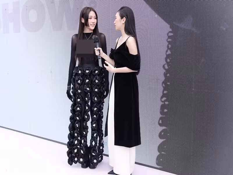 Uyển Ân thường xuyên dùng tóc che vòng một để tránh gặp sự cố hớ hênh trang phục.