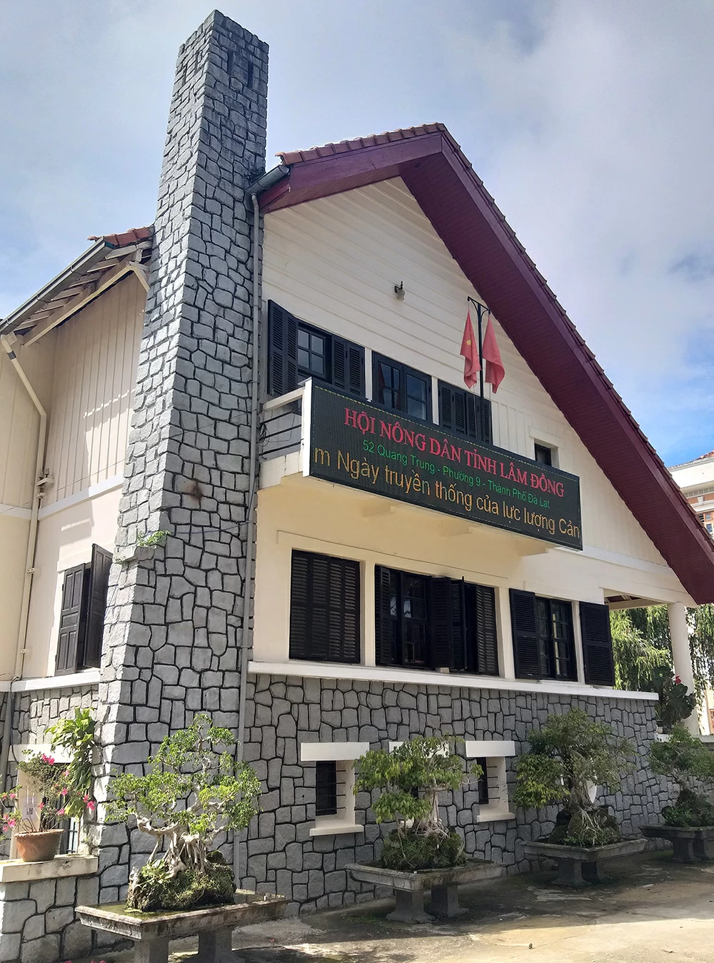 Biệt thự có lò sưởi xây hoàn toàn bằng đá nhô cao trên mái độc đáo nay là trụ sở Hội Nông dân Lâm Đồng.