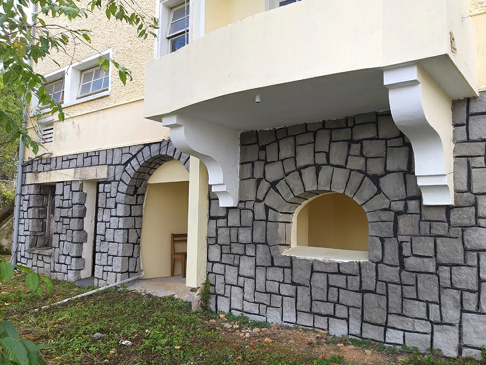 Tường tầng hầm xây bằng đá chẻ rất sắc sảo ở Trạm y tế P.9, TP.Đà Lạt.