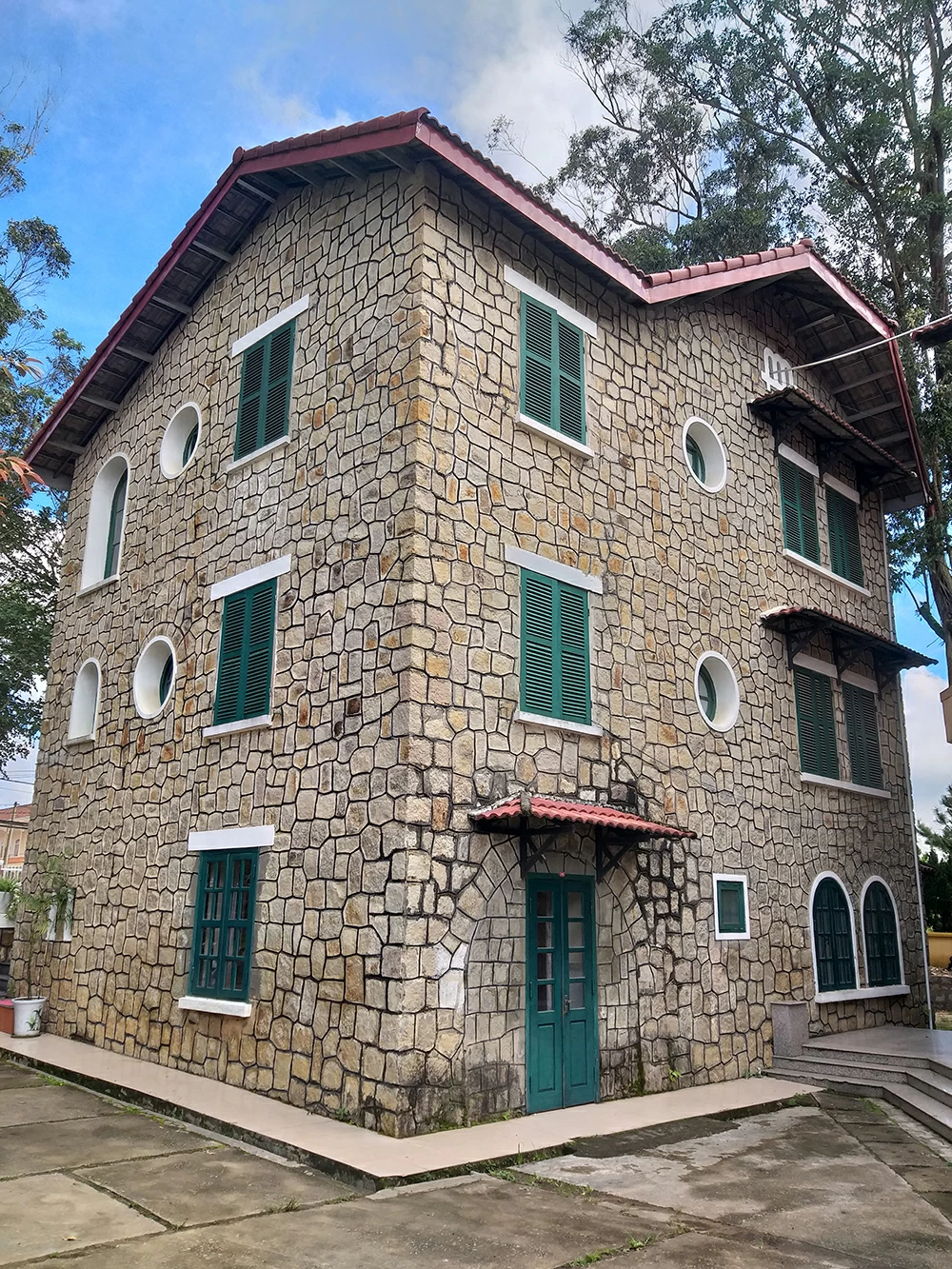 Biệt thự số 42 Quang Trung có kiến trúc tường xây đá lên tận mái.