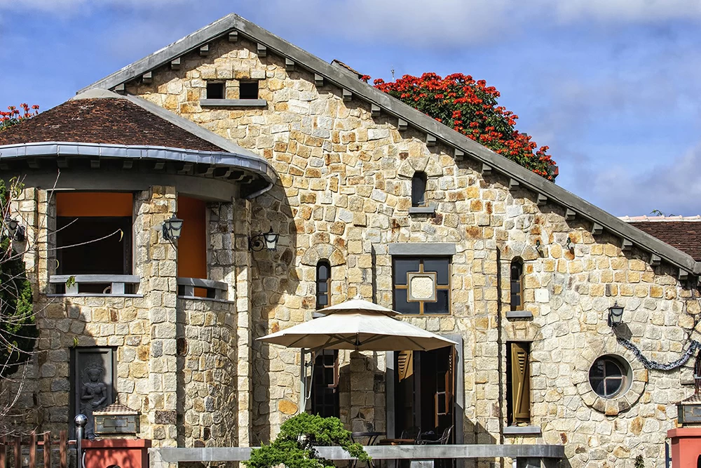 Biệt thự xây đá lên đến mái (đường Quang Trung).