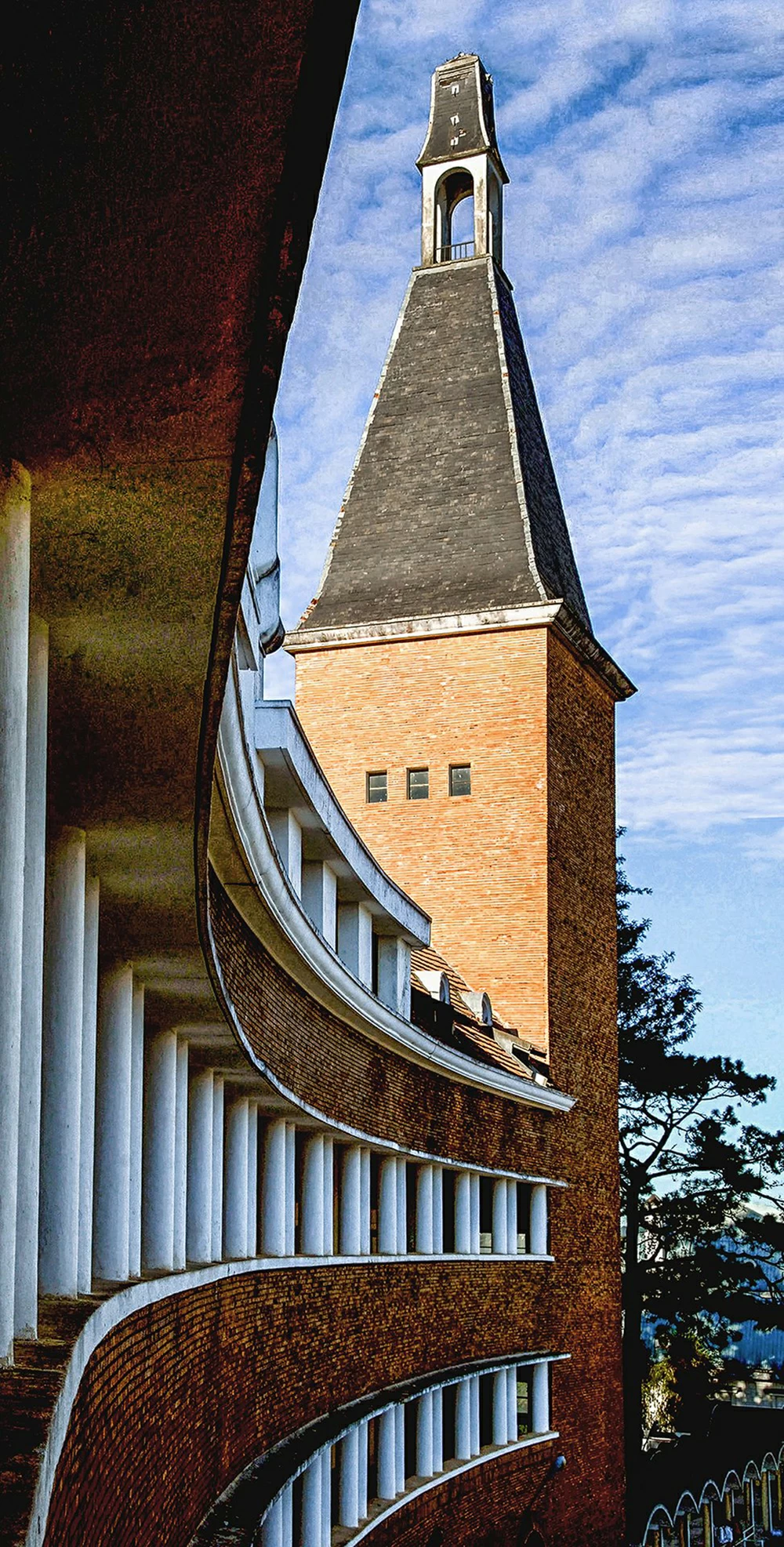 Trải qua mưa nắng thời gian và bàn tay hủy hoại của con người, kho tàng kiến trúc đã bị mai một ít nhiều nhưng du khách vẫn có thể chiêm ngưỡng vẻ đẹp của các công trình kiến trúc công trình trường học, công xưởng và kiến trúc biệt thự đá tập trung trên trục đường Yersin - Quang Trung dài hơn 1km.